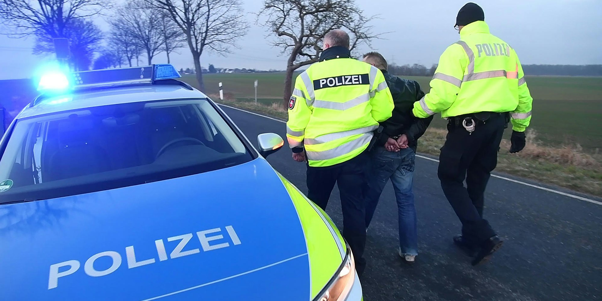 Polizei Festnahme Symbolbild 19