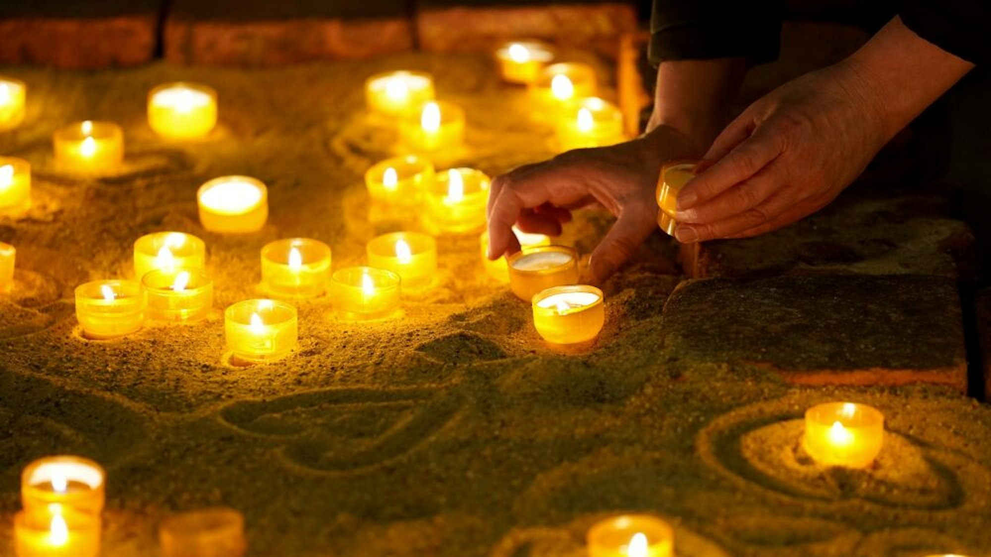 Kerzen brennen in einer Kirche