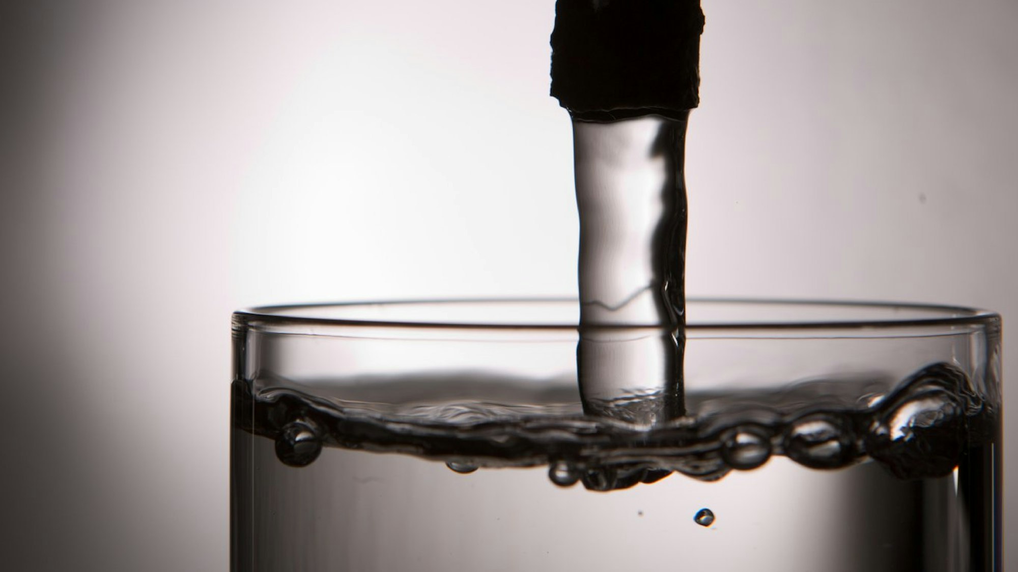 In der Gemeinde Morsbach steigen in diesem Jahr die Kosten für das Wasser. Unser Foto zeigt einen Wasserhahn.