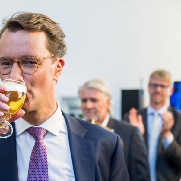 Hendrik Wüst trinkt ein Bier