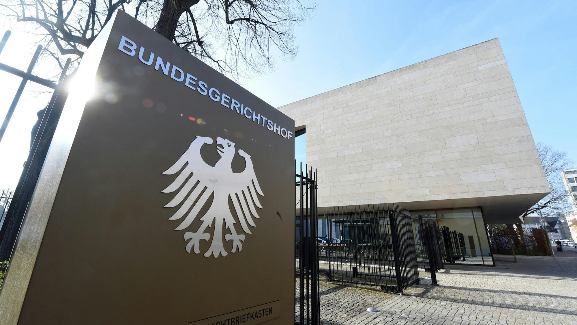Ein Hinweisschild des BGH in Karlsruhe.