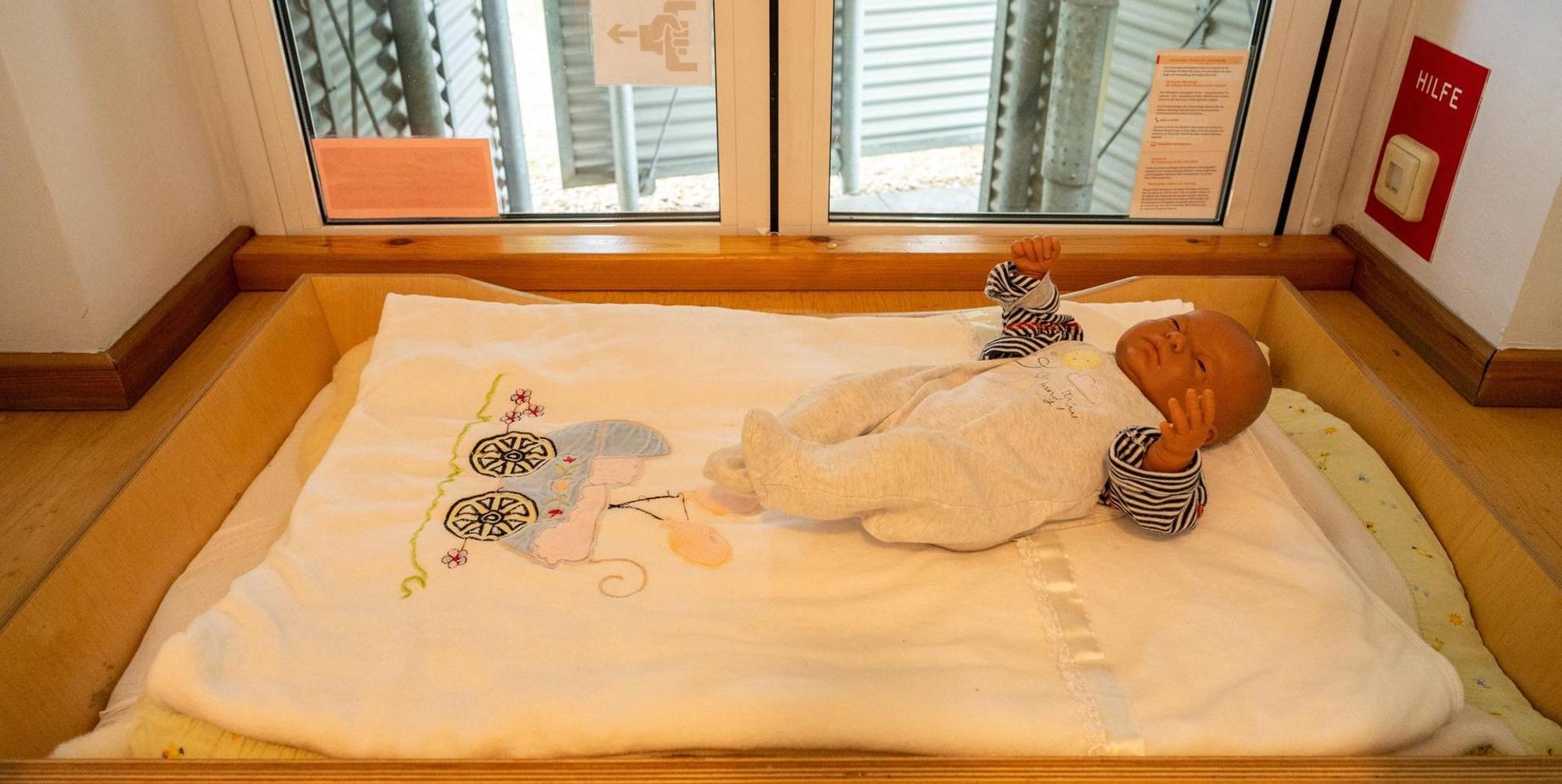 Eine Puppe liegt in der Babyklappe Köln.