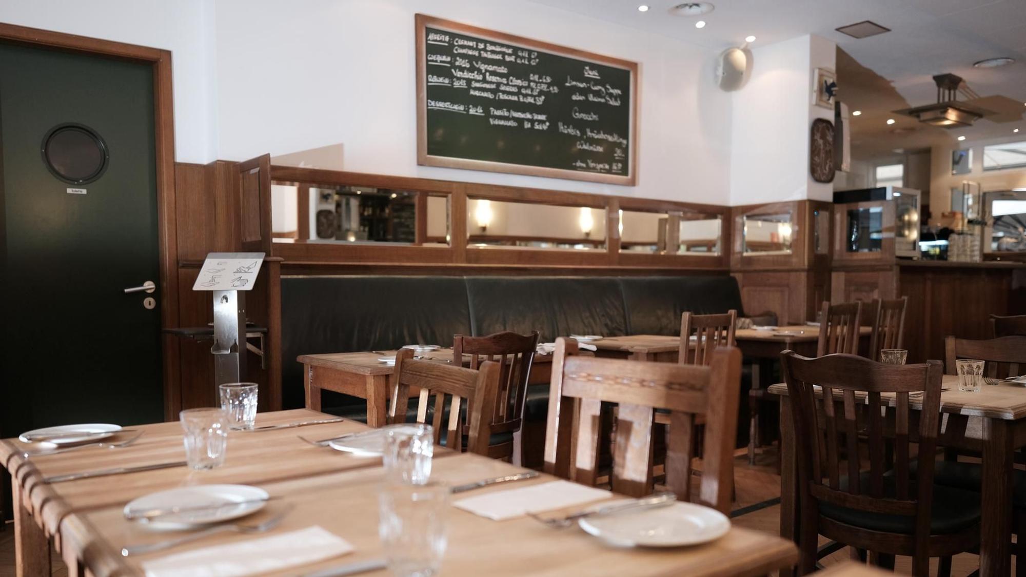 Ein Restaurant von innen mit Holztischen und Stühlen