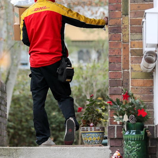 Paketzusteller Symbolbild