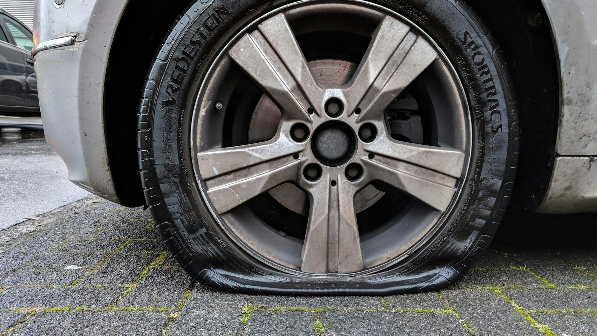 Platter Autoreifen (Symbolbild)