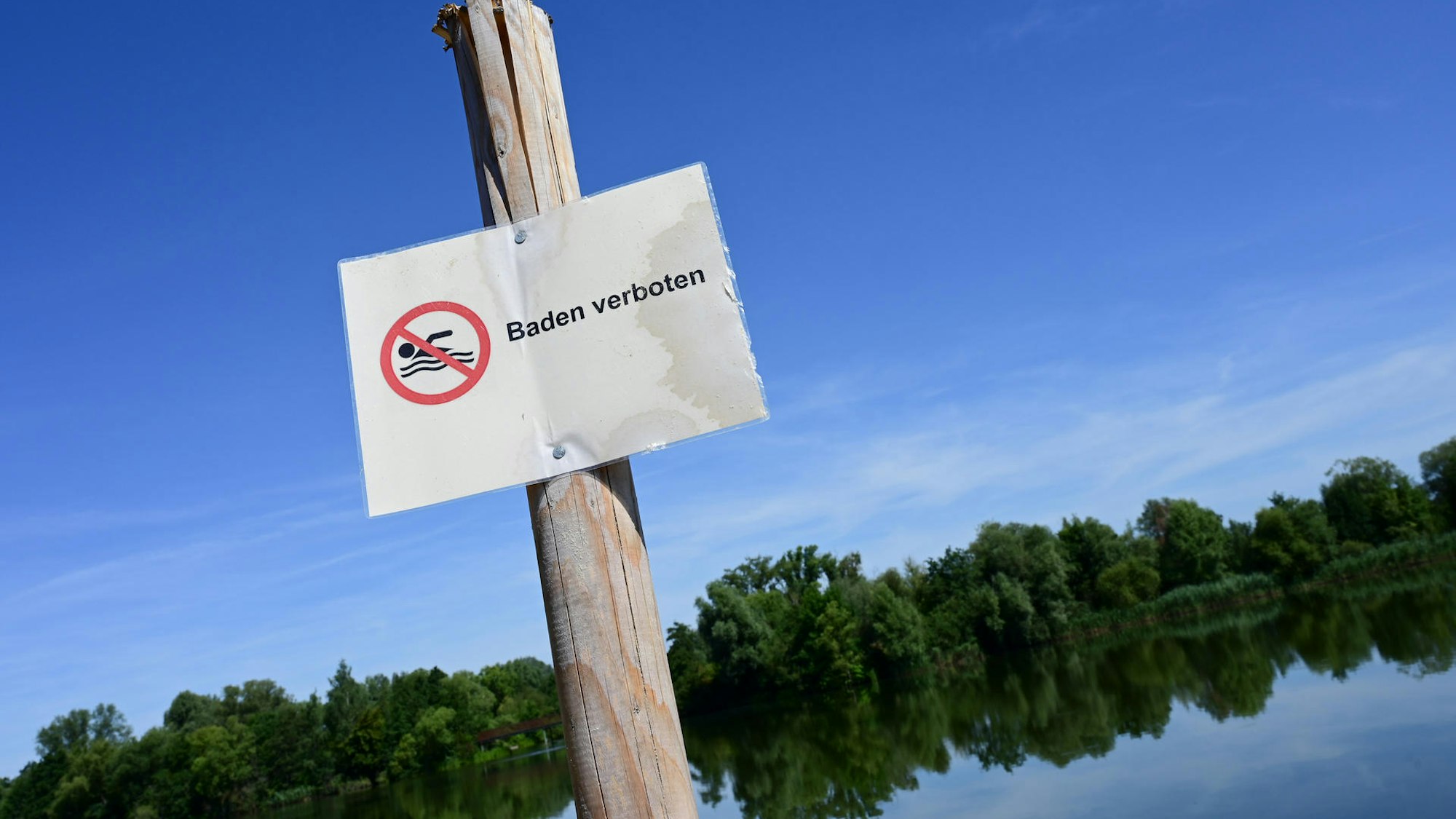 Ein Schild mit der Aufschrift "Baden verboten".
