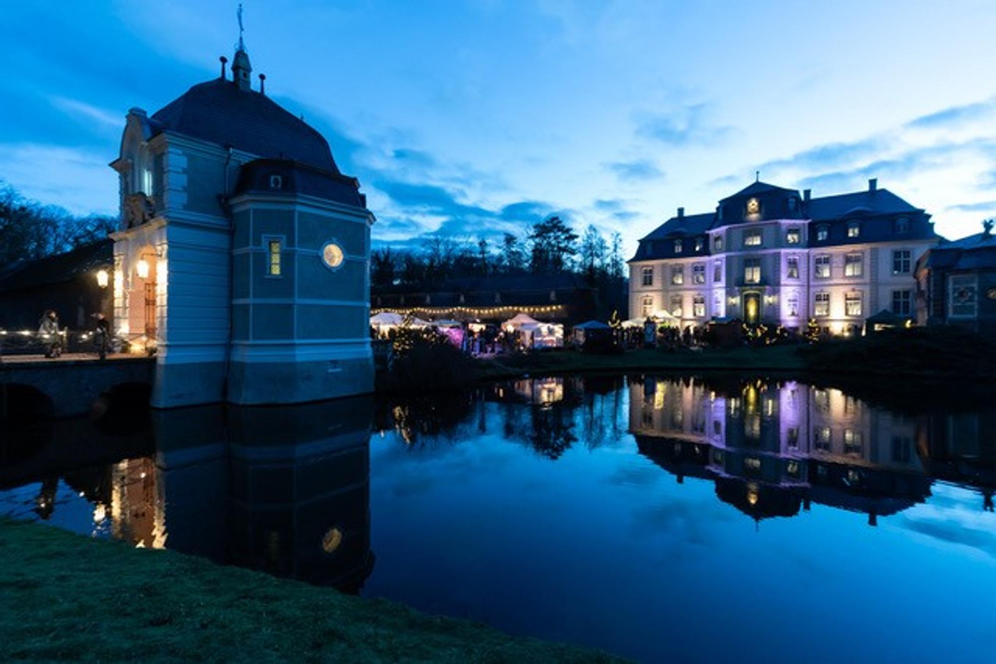 Schloss Türnich: Weihnachtsmarkt im Abendlicht
