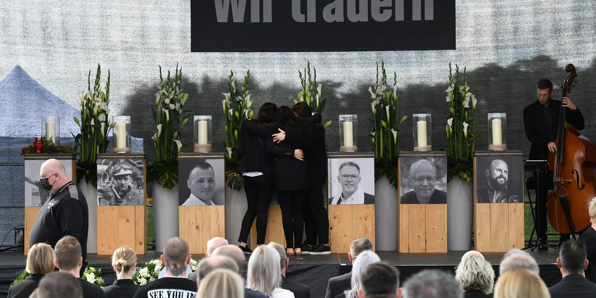 Trauerfeier_nach_Exp_70898393