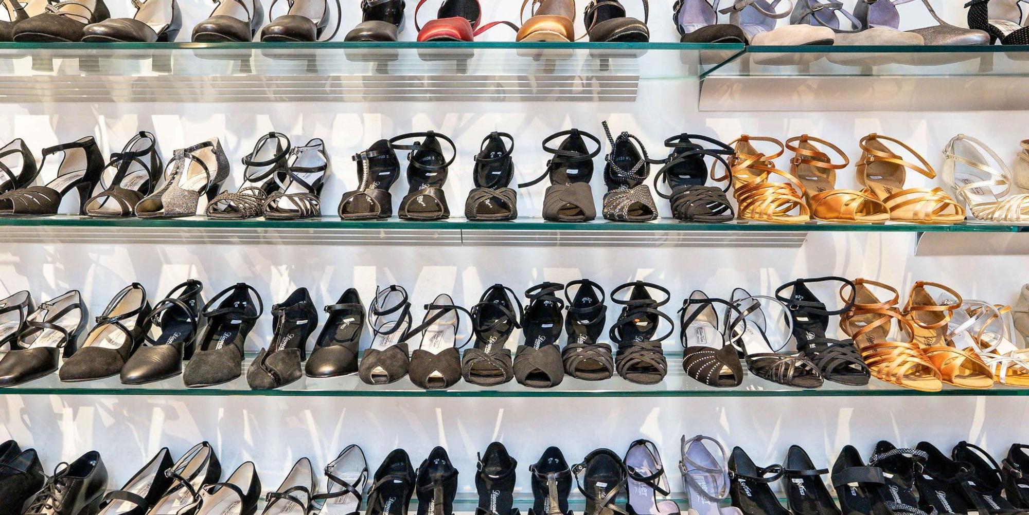 Spitzenschuhe_Regal_Ballettschuhe