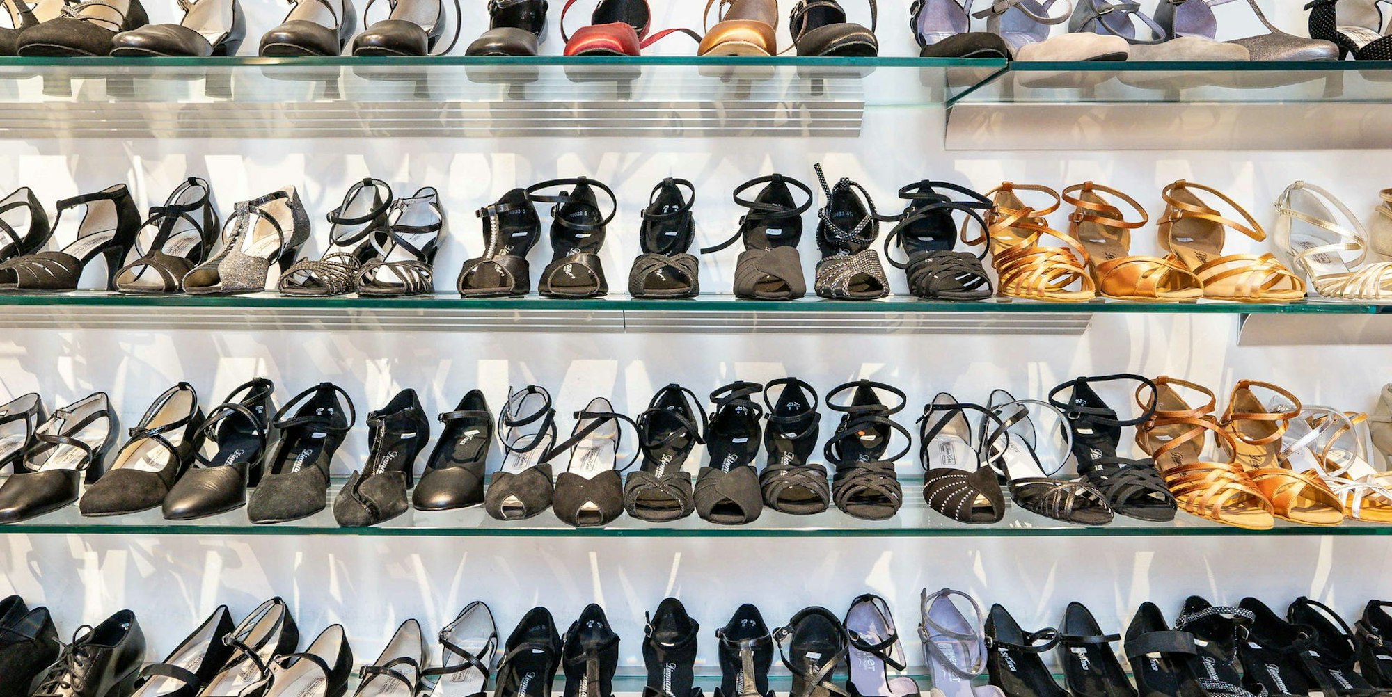 Spitzenschuhe_Regal_Ballettschuhe