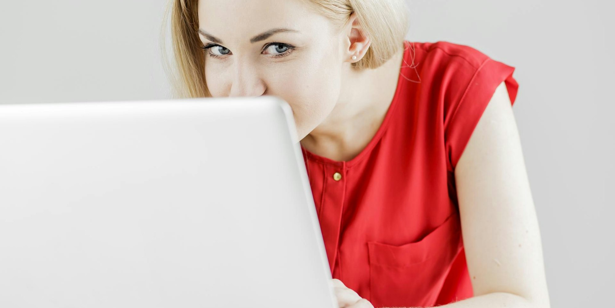 Frau_sitzt_vor_dem_Laptop_Online-Dating