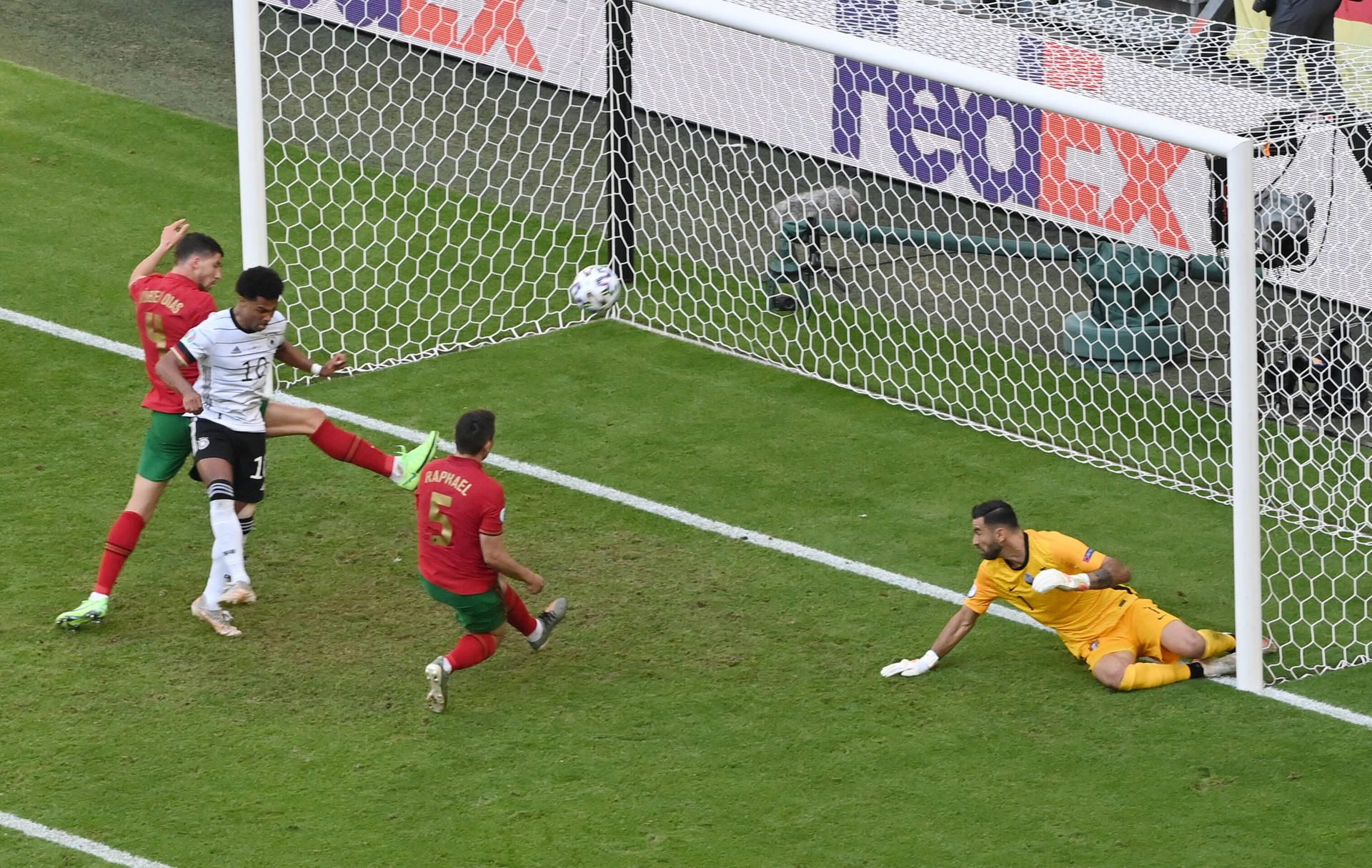 Eigentor von Raphael Guerreiro