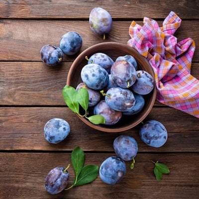 pflaumen lila auf tisch