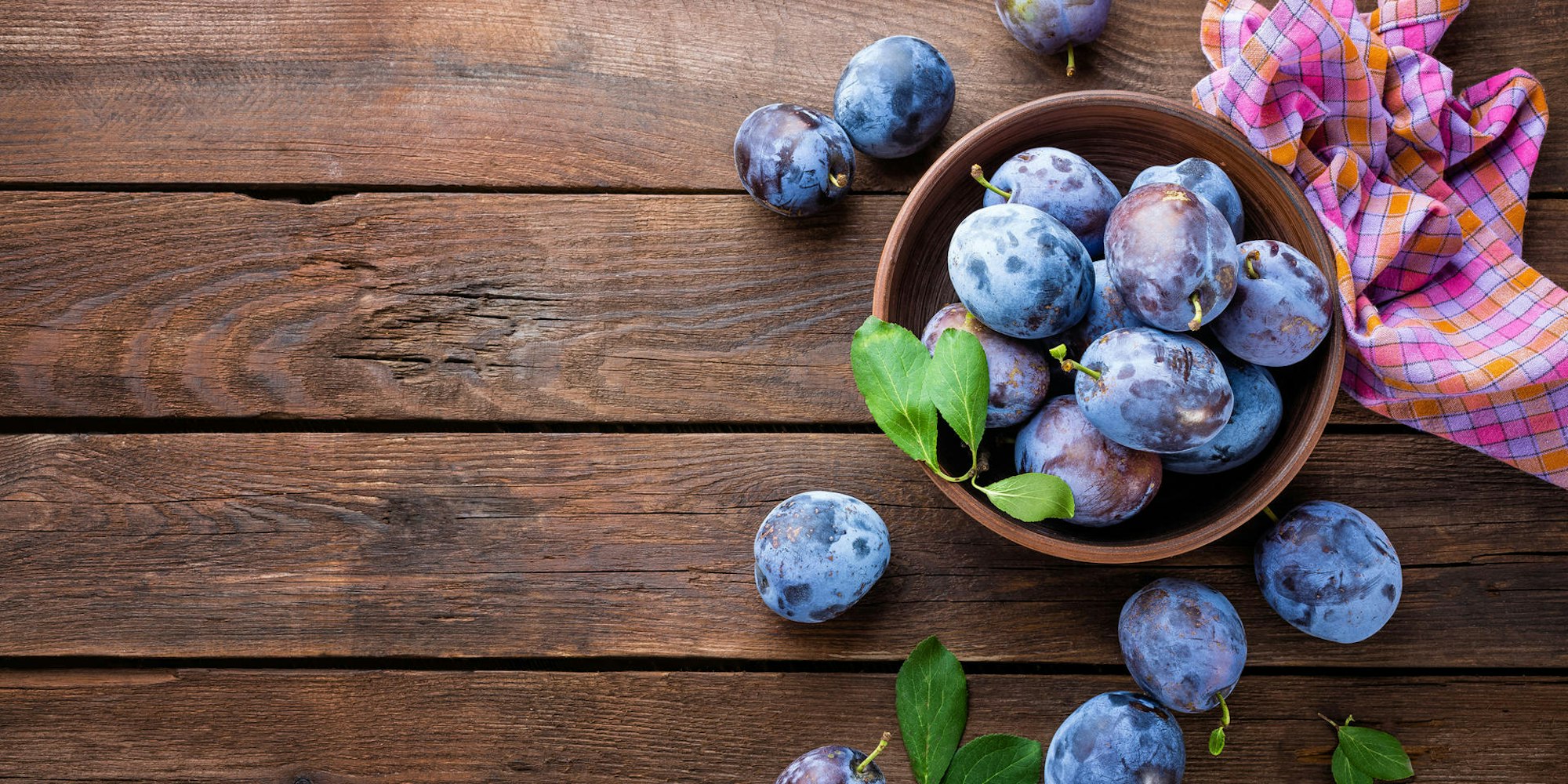 pflaumen lila auf tisch