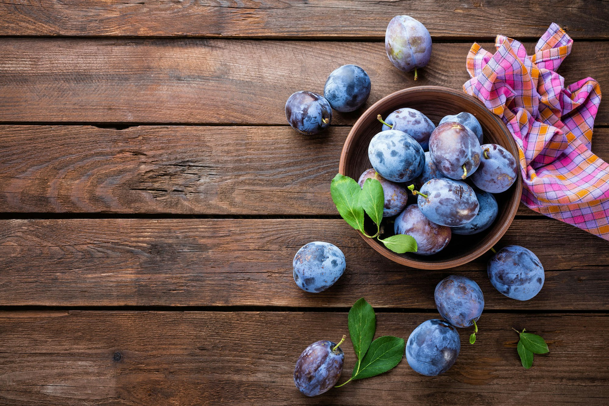 pflaumen lila auf tisch