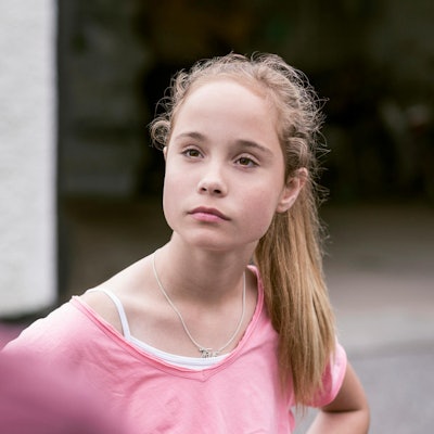 Ein jugendliches Mädchen schaut genervt.