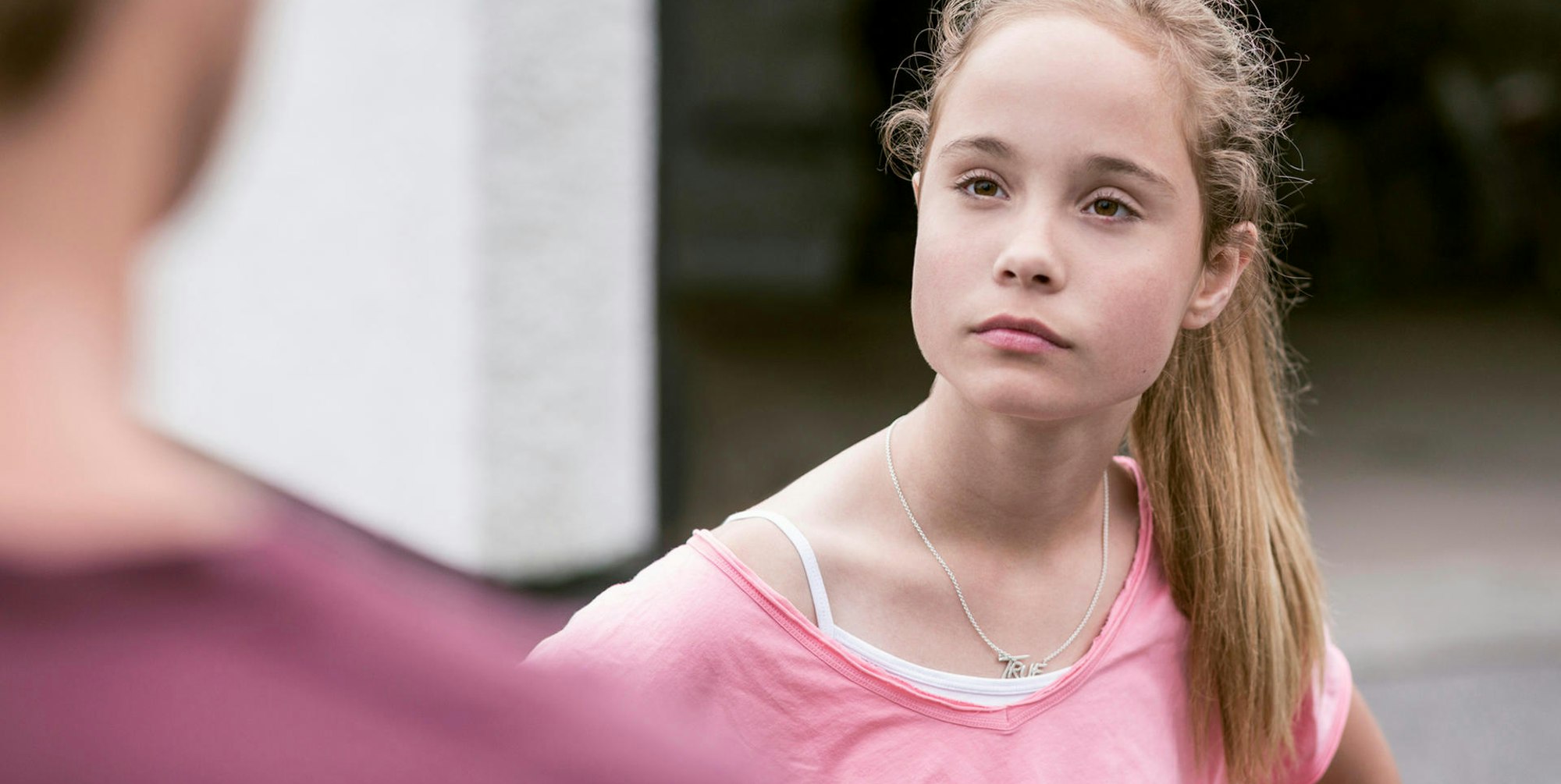 Ein jugendliches Mädchen schaut genervt.