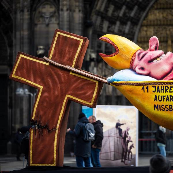 Kundgebung am Kölner Dom Missbrauch