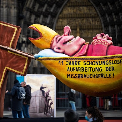 Kundgebung am Kölner Dom Missbrauch