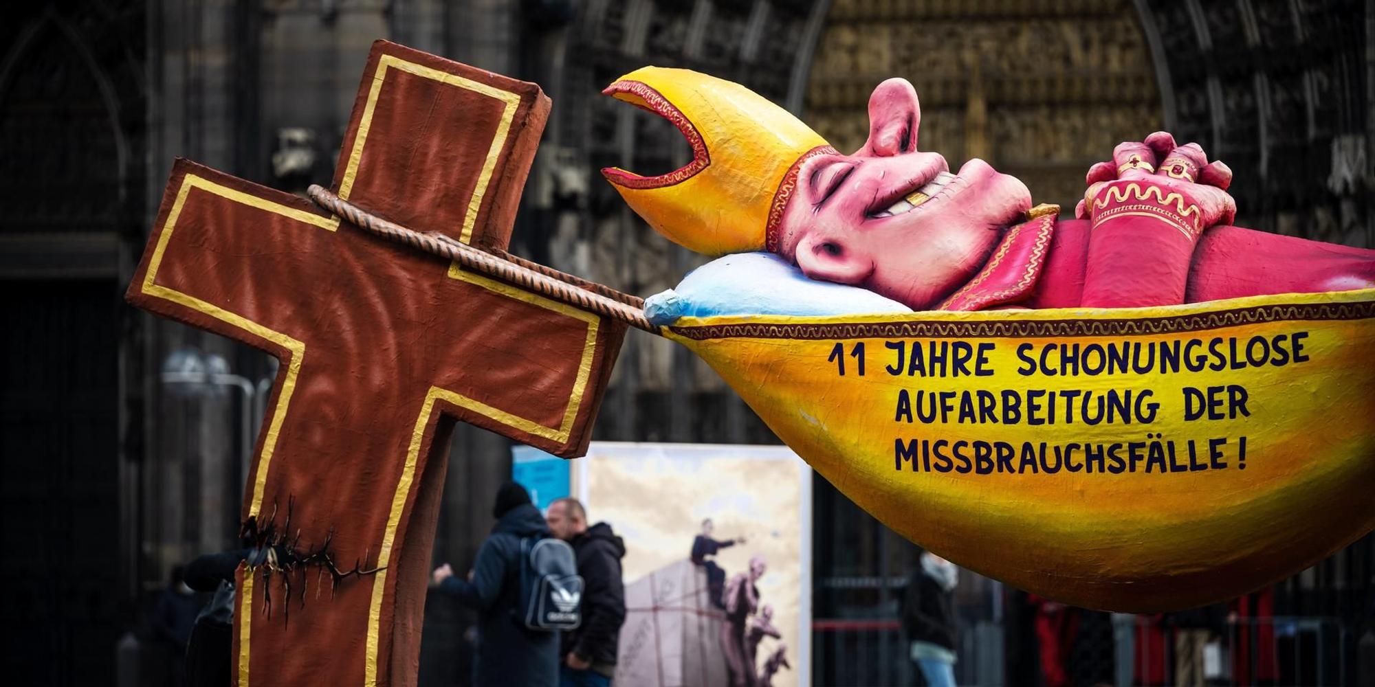 Kundgebung am Kölner Dom Missbrauch