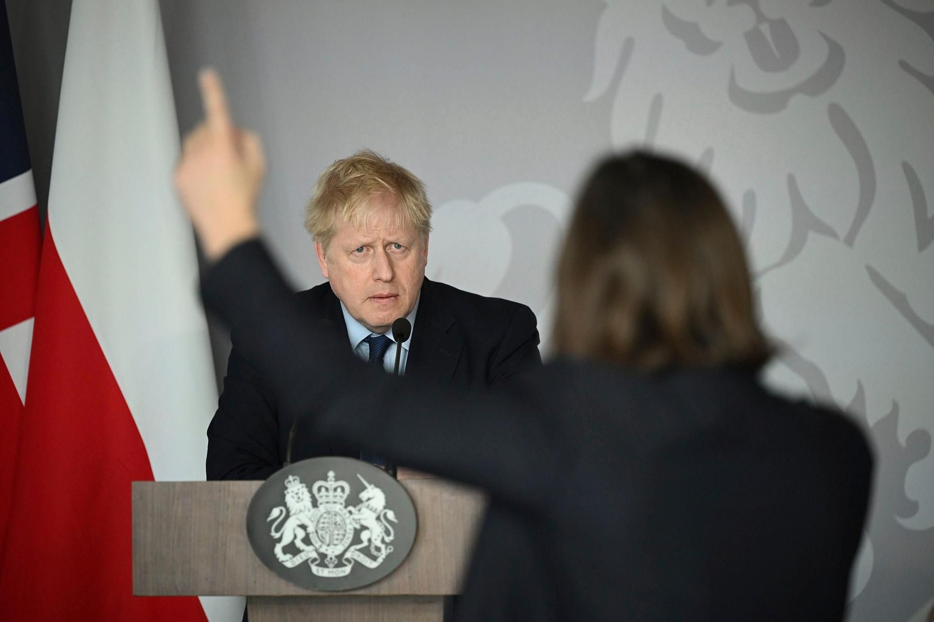 Johnson mit Journalistin 010322