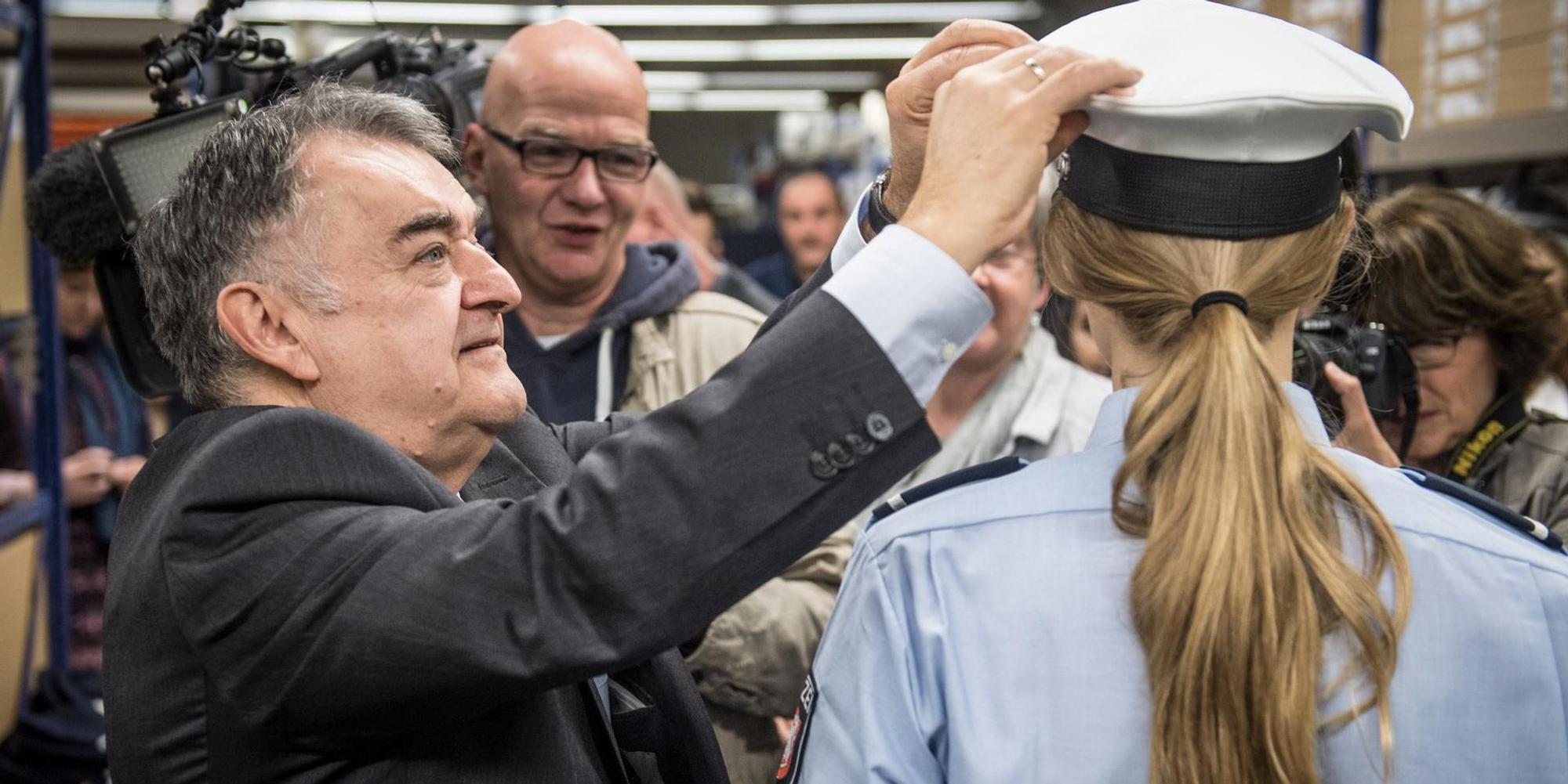 Polizeianwärterin mit Herbert Reul dpa