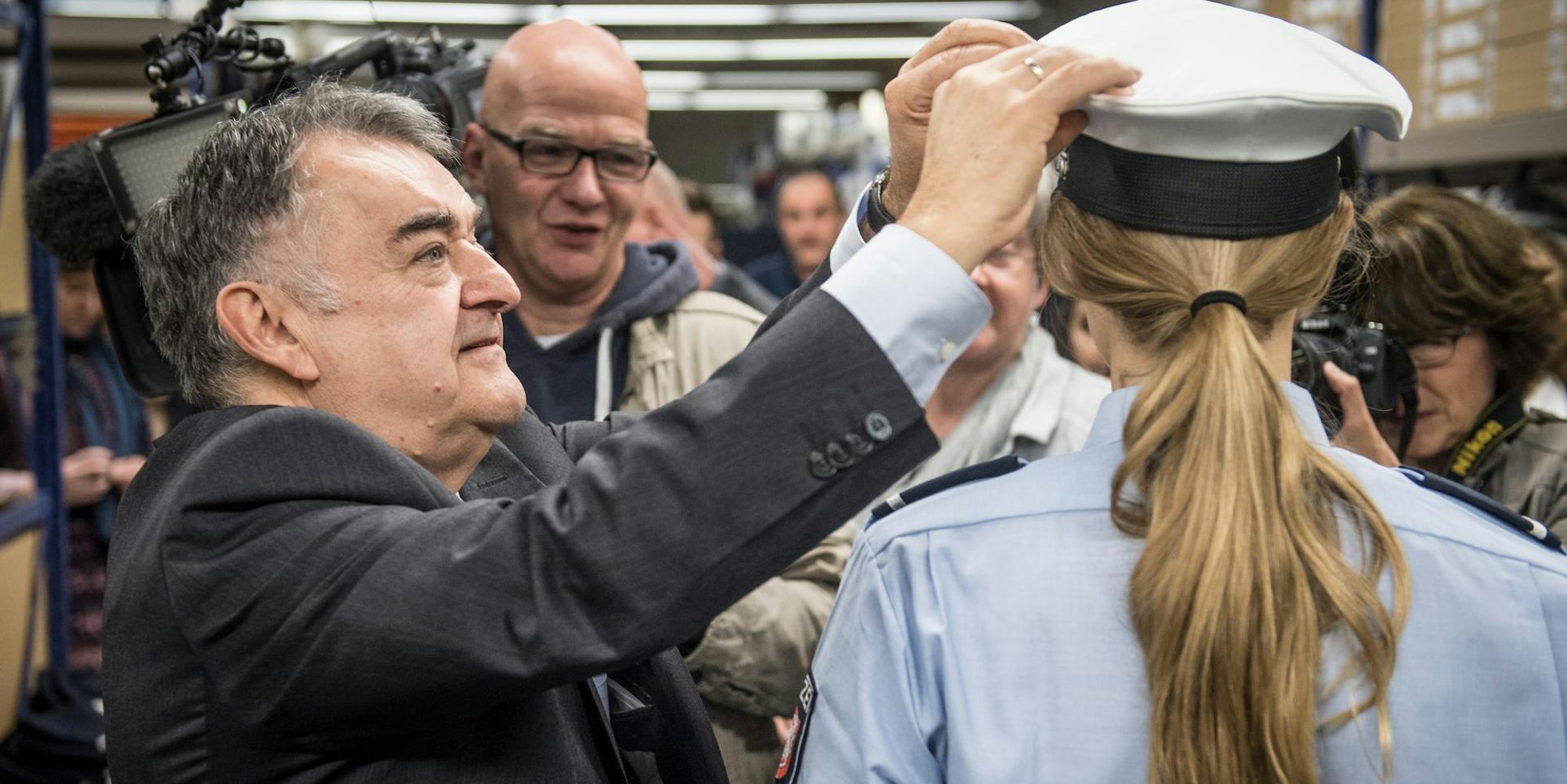 Polizeianwärterin mit Herbert Reul dpa