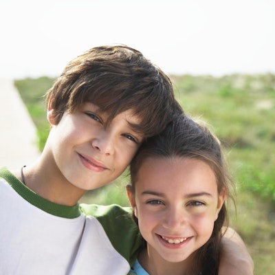 Ein Junge und ein Mädchen Arm in Arm