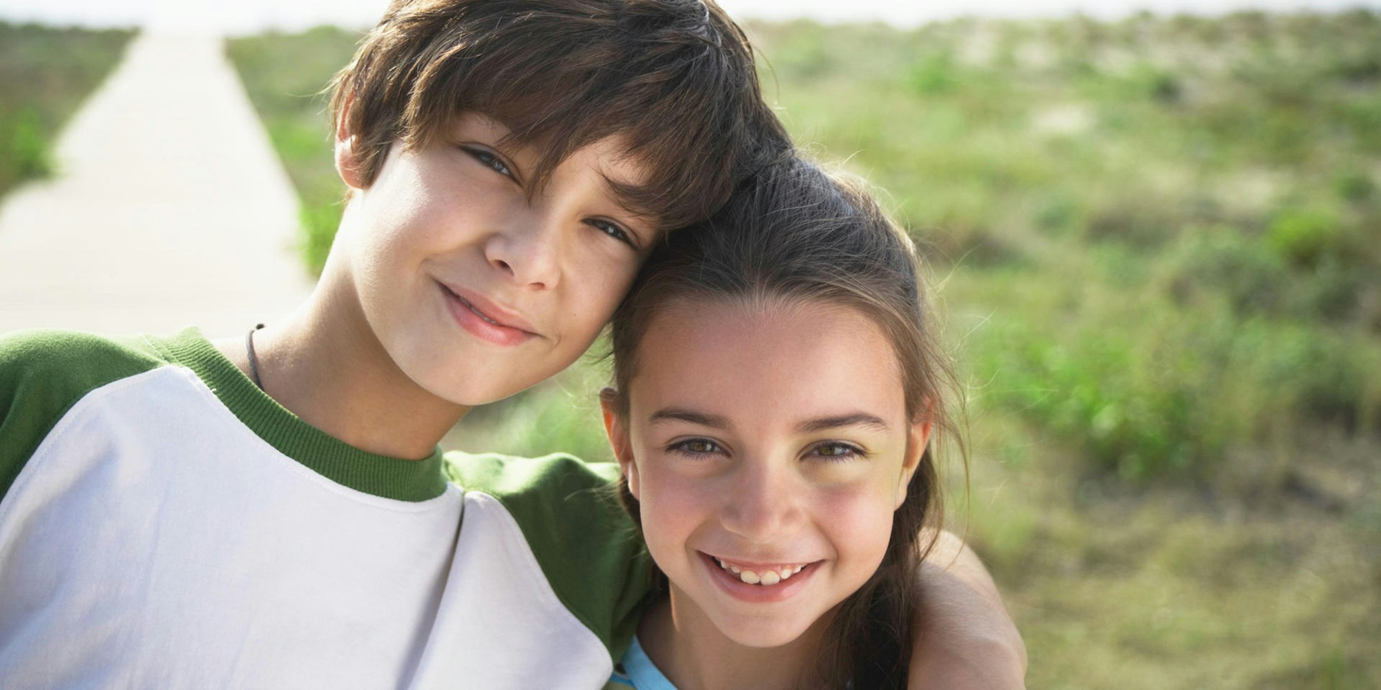 Ein Junge und ein Mädchen Arm in Arm