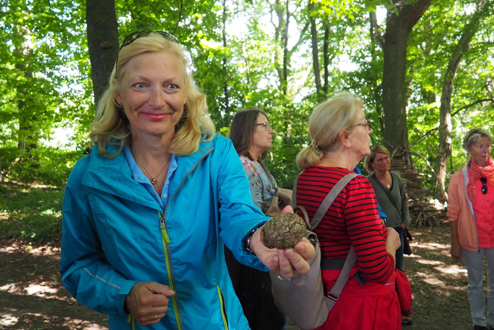 Teilnehmerin Andrea Söll mit Baumperle