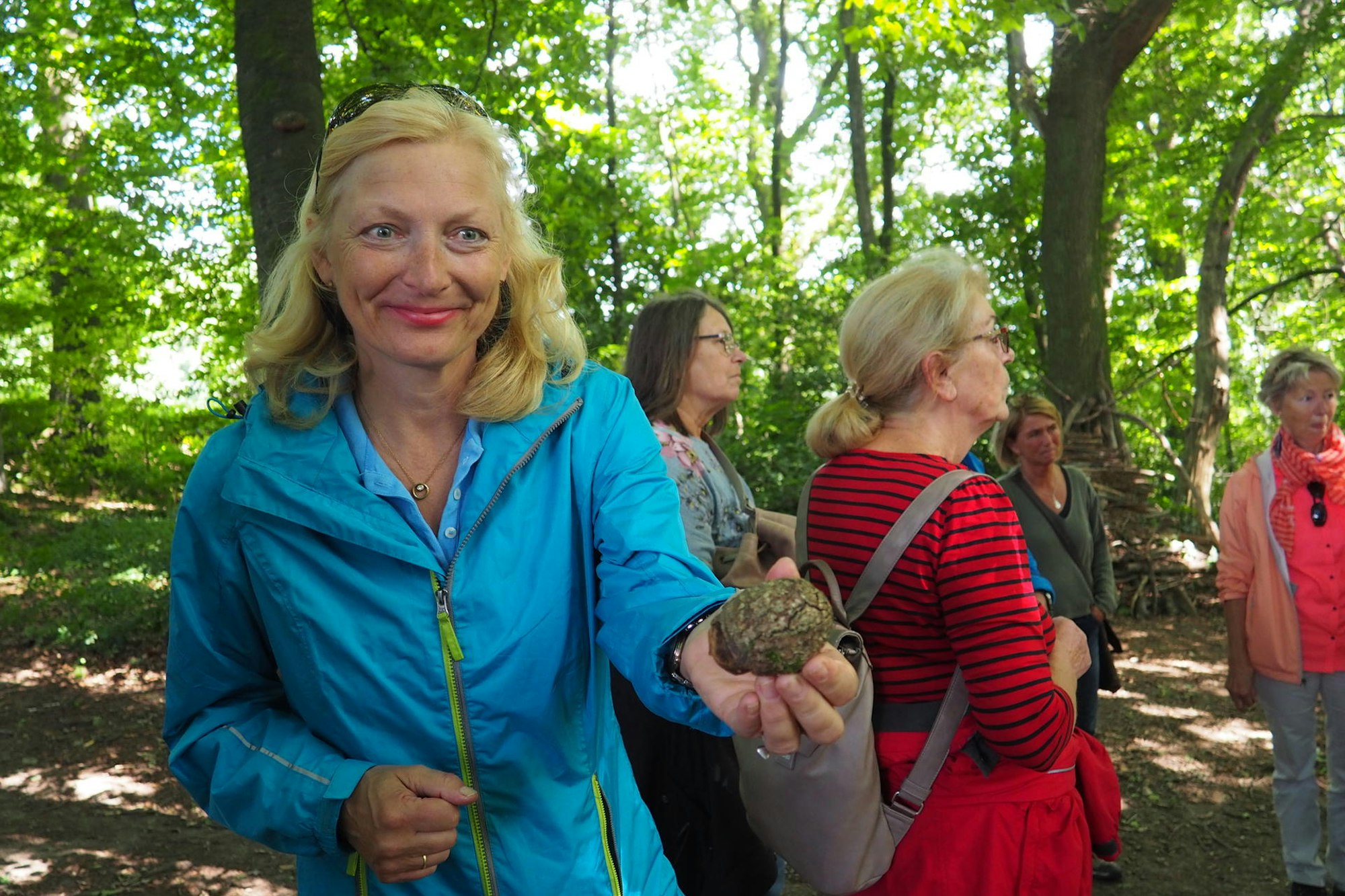 Teilnehmerin Andrea Söll mit Baumperle
