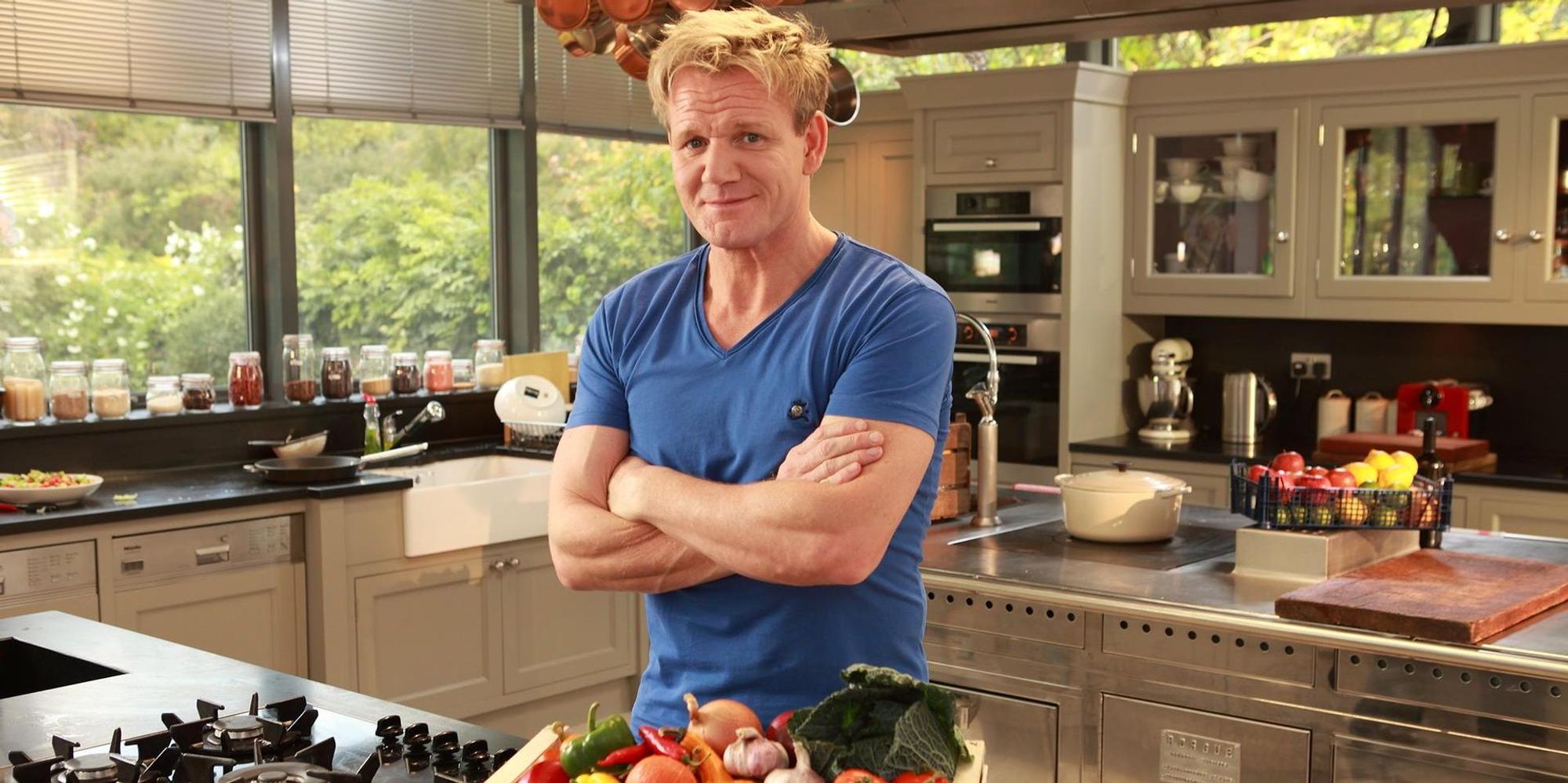 TV-Koch Gordon Ramsay steht in der Küche