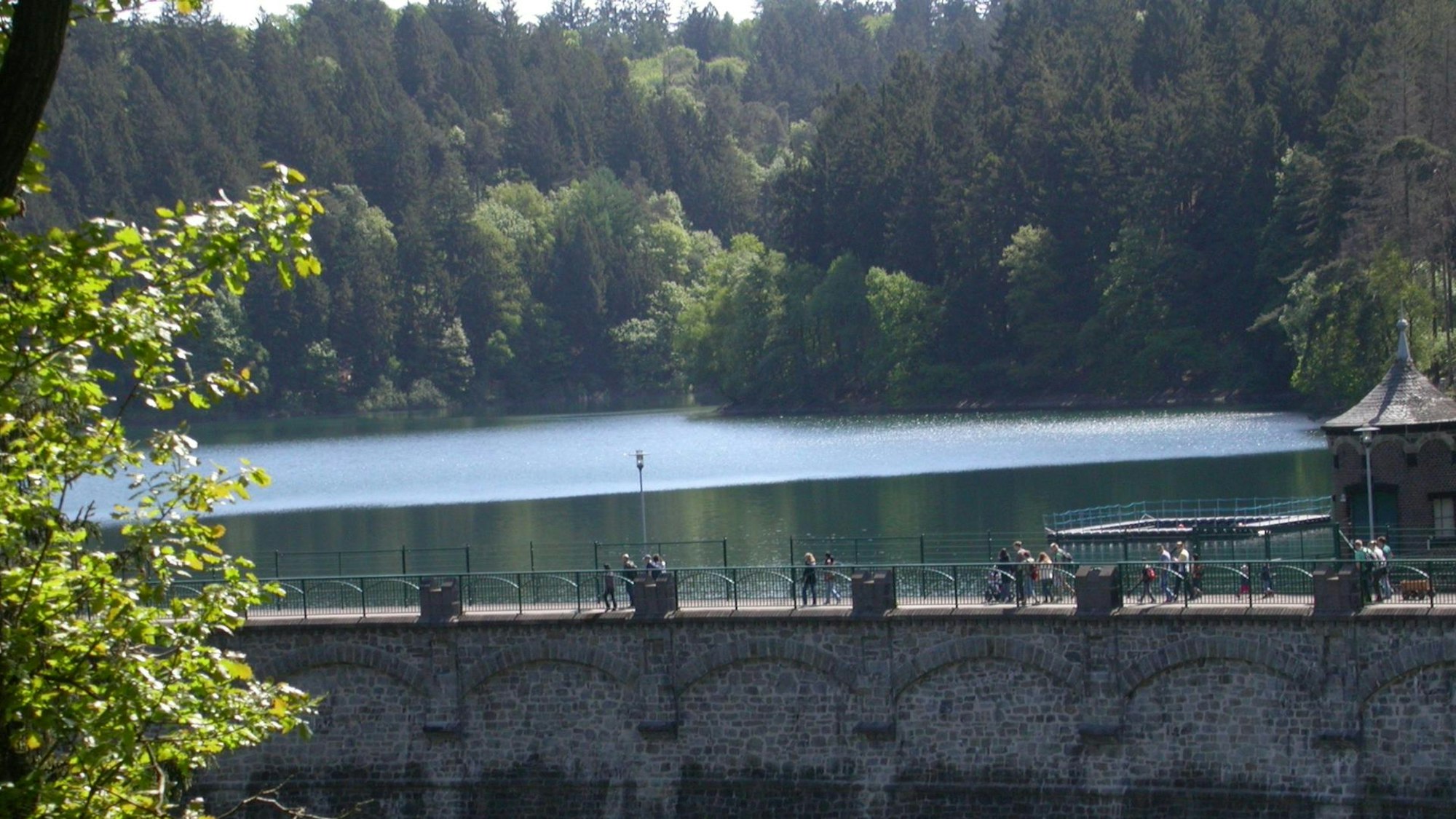 Die schöne alte Staumauer der Sengbachtalsperre