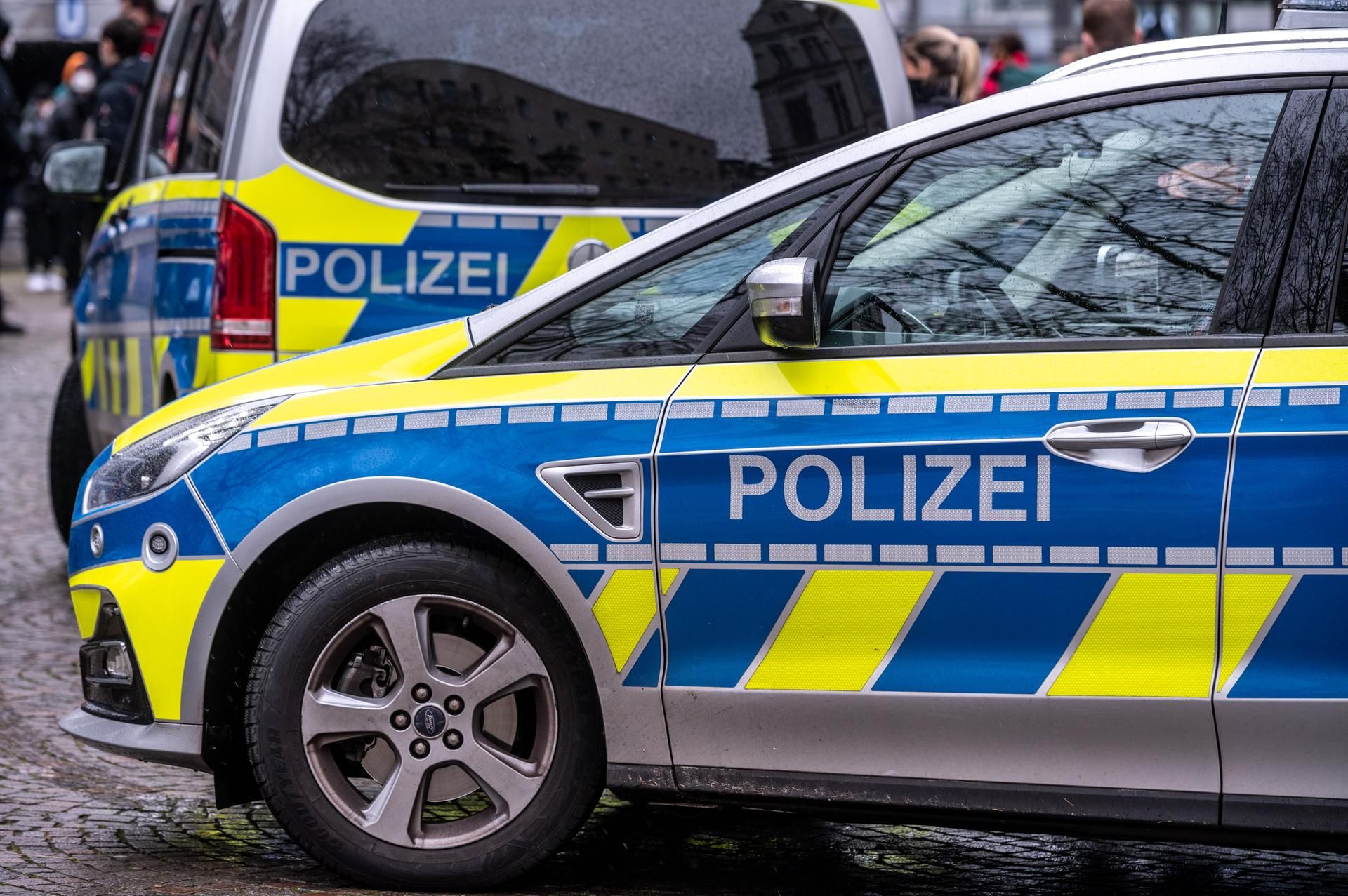 SymbolbilDas Bild ist ein Symbolfoto und zeigt zwei Polizeiautos.
