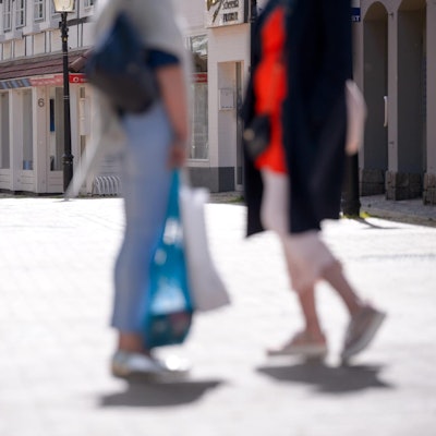 Kunden kehren in Läden zurück