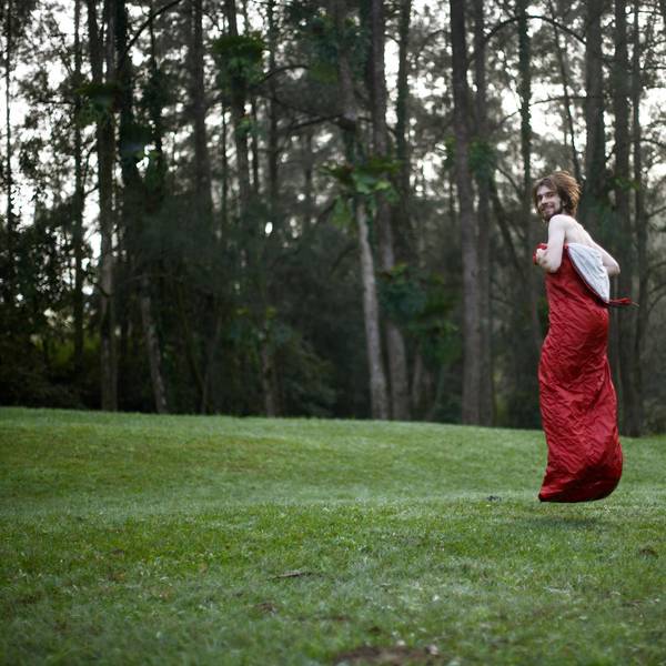 Mann huepft im Schlafsack Getty