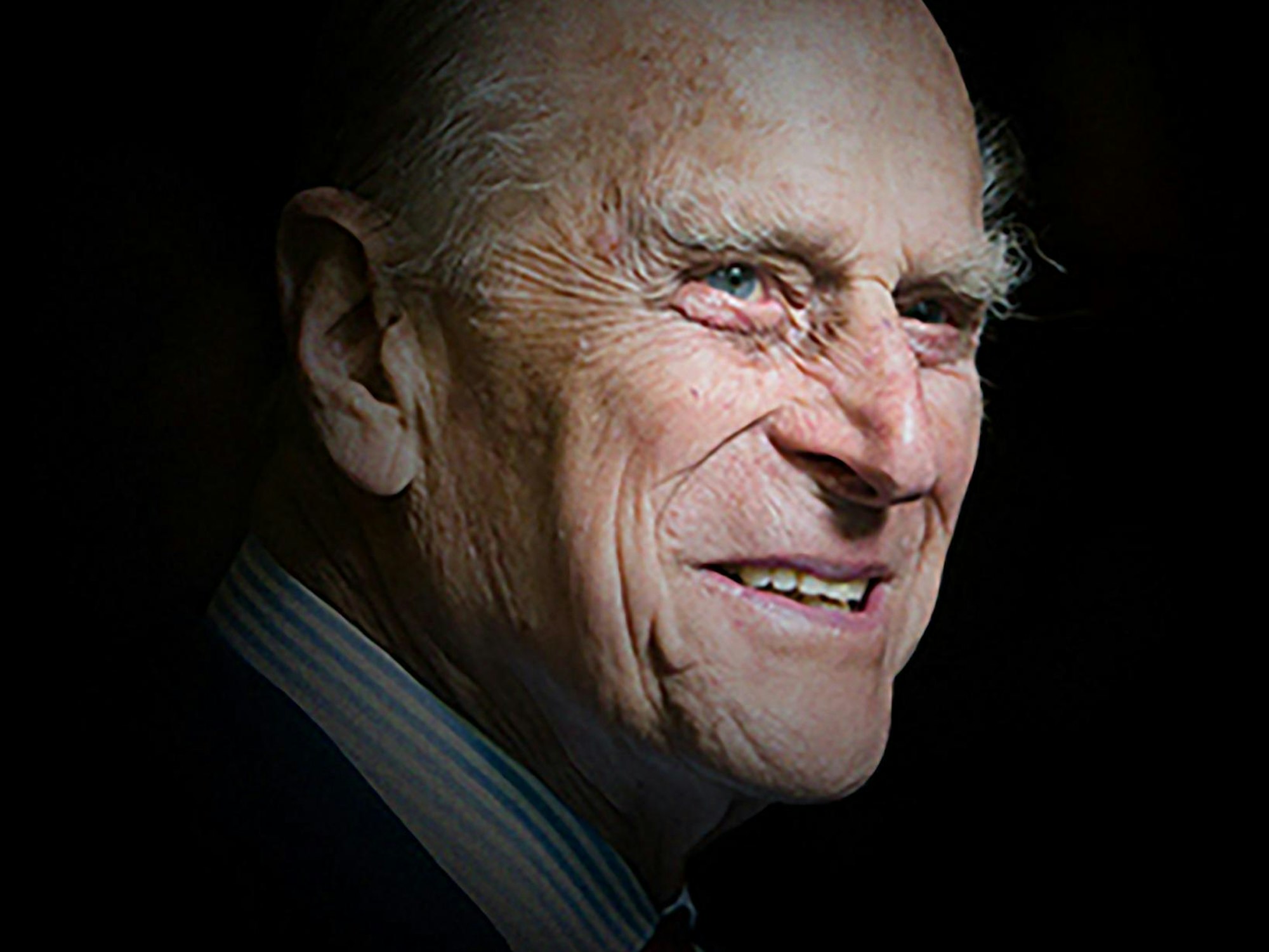 Philipp vor schwarzem Hintergrund