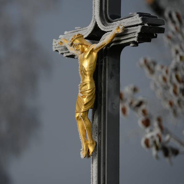 Jesus Christus hängt am Kreuz