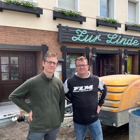 Andreas_und_Thomas_Reichelt_vor_dem_Gasthof_Zur_Linde_in