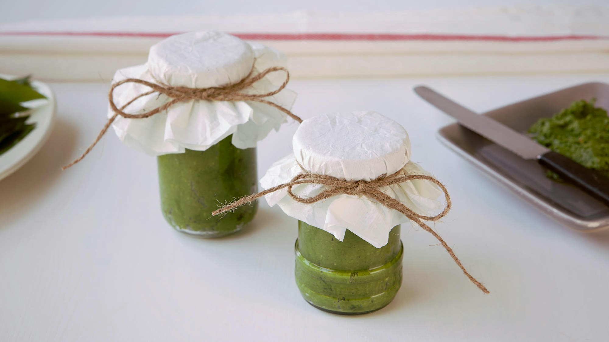 Grünes Pesto ist ein Traumpartner für Pasta.