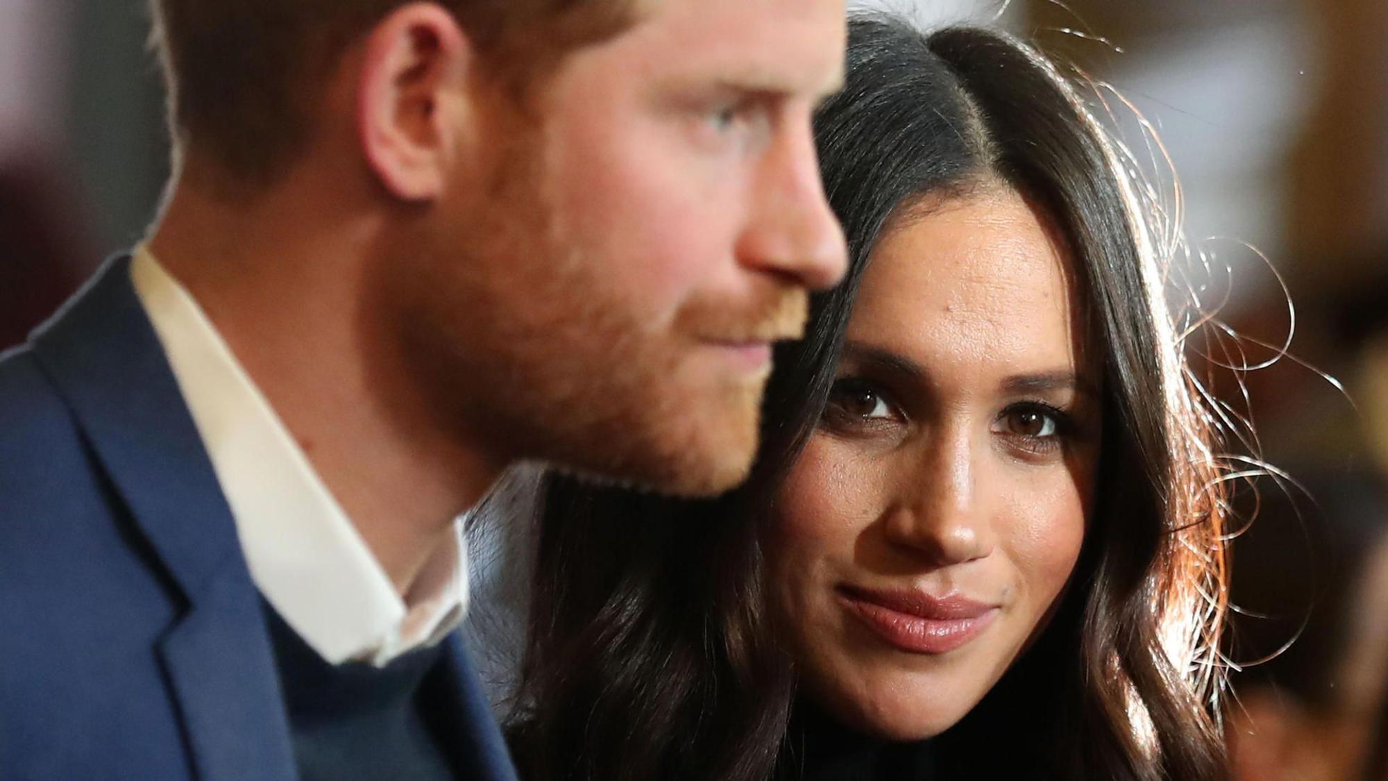 Herzogin Meghan schaut an Prinz Harry vorbei.
