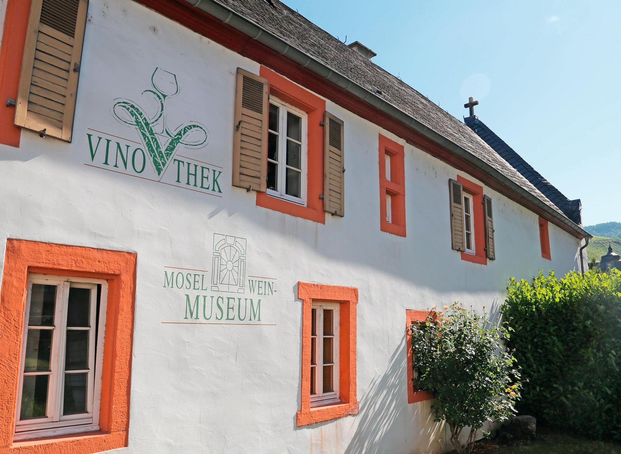 MOSEL 18_In der Vinothek können über 100 Weine verkostet werden (c) Thomas Sbikowski