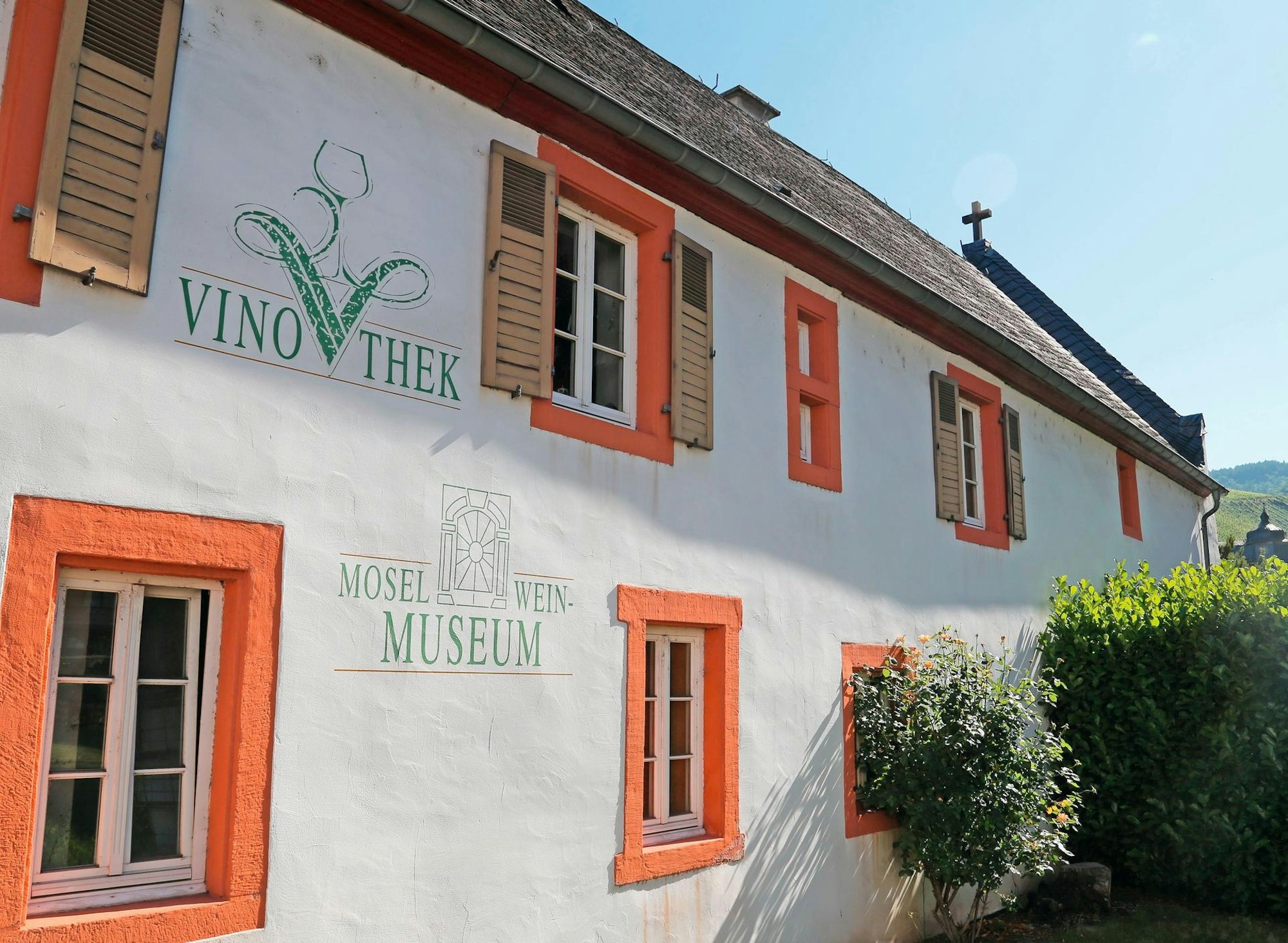 MOSEL 18_In der Vinothek können über 100 Weine verkostet werden (c) Thomas Sbikowski