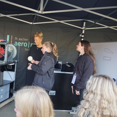 NRW-Wissenschaftsministerin beim zdi-Mädchen-Camp