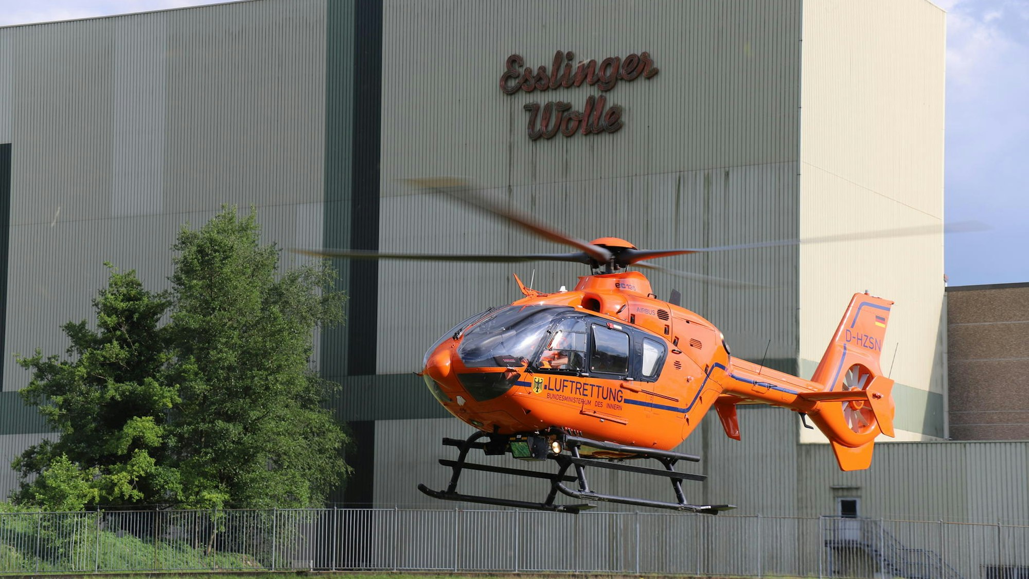 Der Rettungshubschrauber „Christoph 3“ landete auf der Wiese direkt neben der Unglücksstelle in Eitorf.