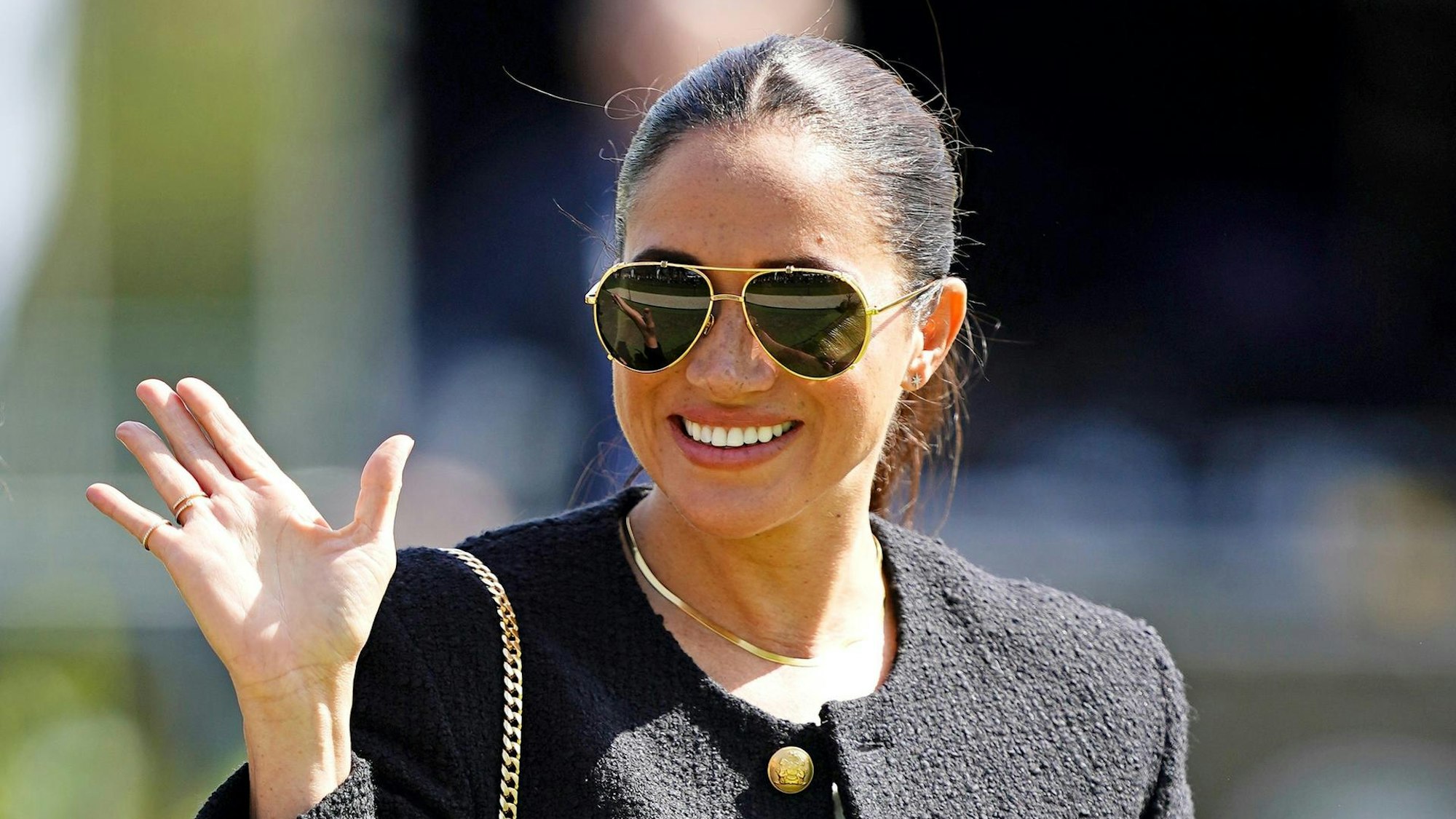 Meghan, Herzogin von Sussex, winkt bei einem öffentlichen Termin.