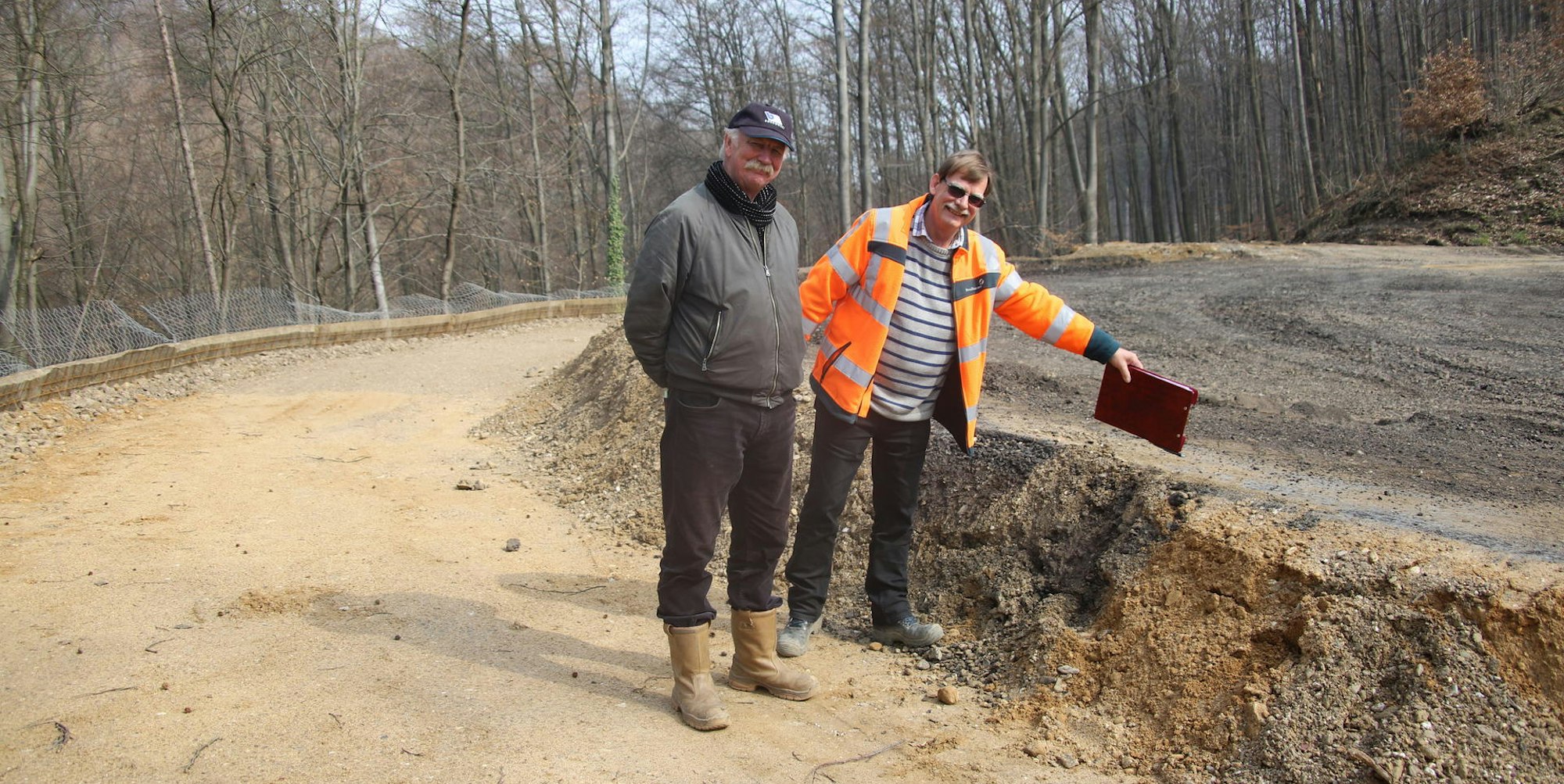 Bauleiter zeigt ursprüngliche Breite