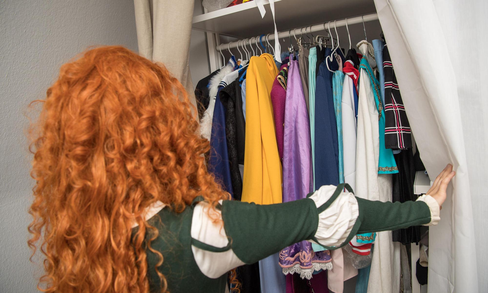 Eine frau schaut in ihren Kleiderschrank
