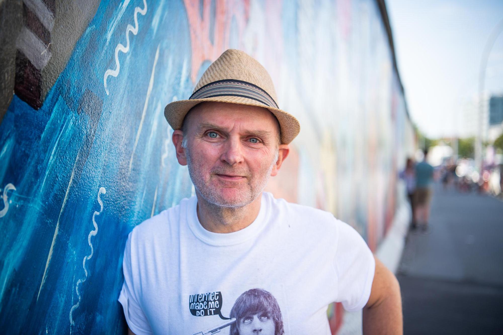 Jim Avignon vor der East Side Gallery