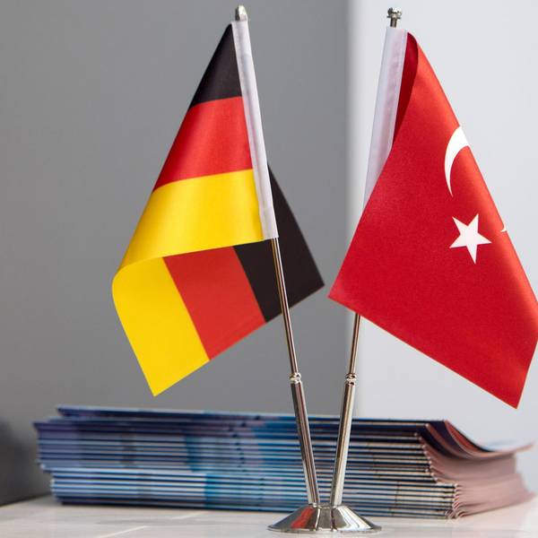 Deutsche_und_tuerkische_Flagge